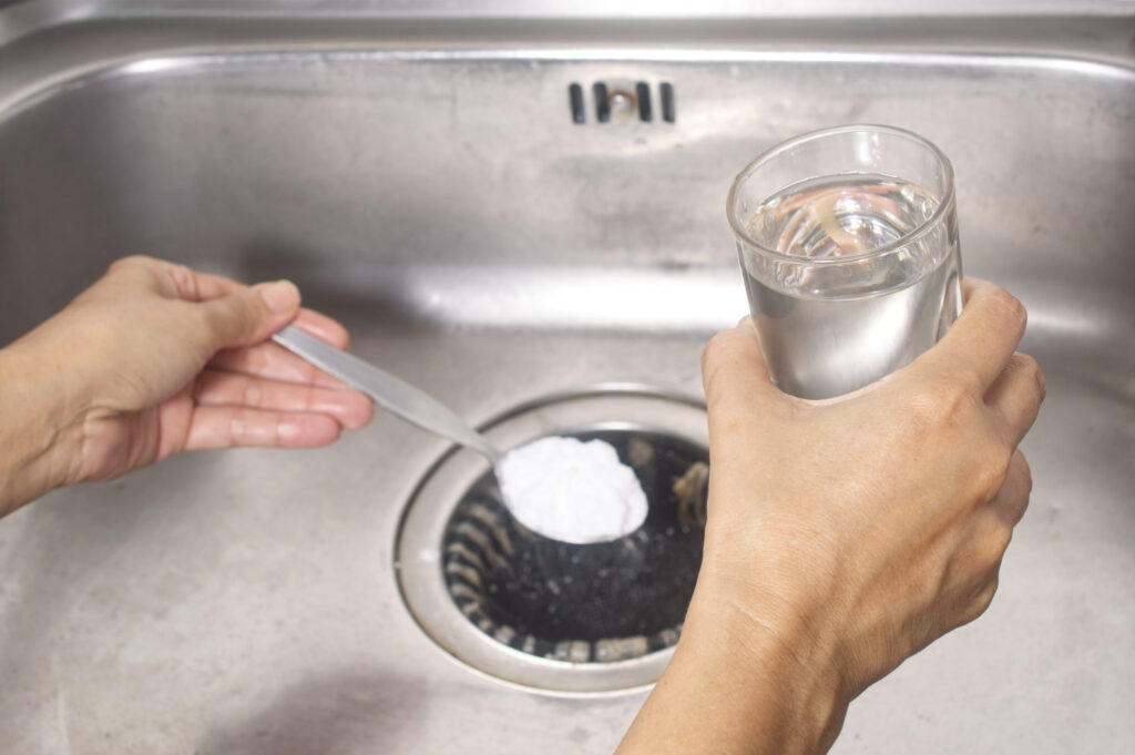pour a spoon of baking soda and a glass of vinegar respectively into the drain of the sinks, kitchen tips for effectively get rid of unpleasant smell